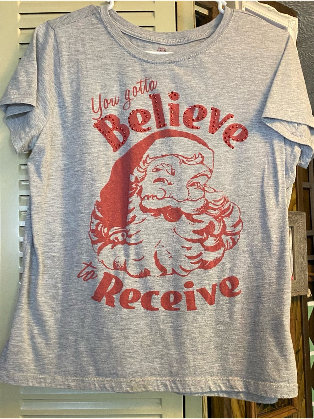 Graphic 'Believe to Receive' Red Santa Short Sleeve Tee - Men